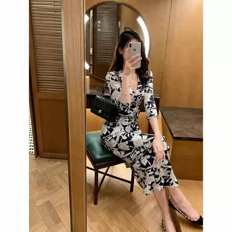 2025夏季新款气质玫瑰印花复古收腰性感一片式系带长款度假连衣裙商品大图
