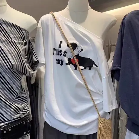 十三行2025夏季新款韩版小狗印花斜肩白色短袖T恤休闲露肩上衣女图片