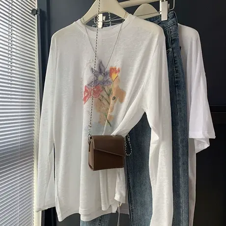 2025年新款夏季百搭圆领休闲风长袖T恤女花朵印花薄款防晒罩衫图片