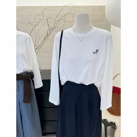 2024新款秋季刺绣图案薄款白色长袖T恤女休闲慵懒风打底衫上衣潮图片