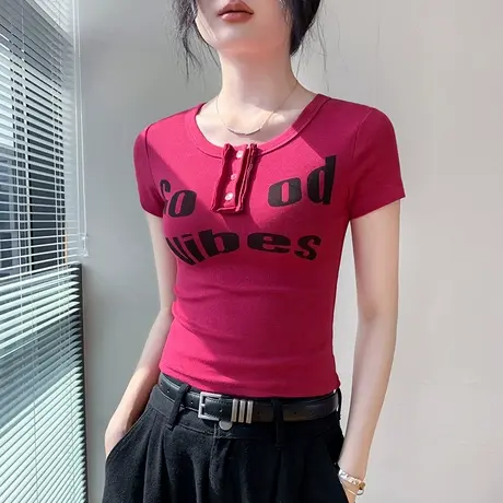 字母印花纽扣设计感小众短袖T恤女夏季时尚修身显瘦正肩别致上衣图片