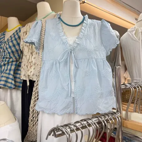 韩版2025夏季新款小众时尚撞色拼接刺绣泡泡短袖绑带单排扣衬衫图片