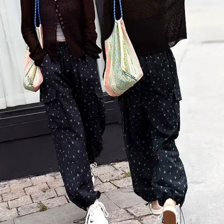 款碎花工装裤2025春夏新款韩版宽松休闲松紧腰口袋直筒束脚裤女商品大图