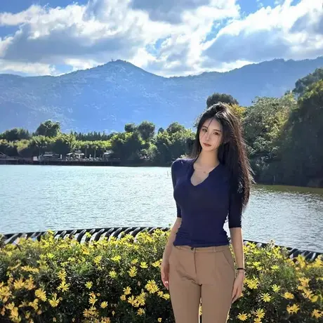 纯欲深v领长袖t恤女秋季性感修身显瘦内搭打底衫辣妹短款气质上衣图片