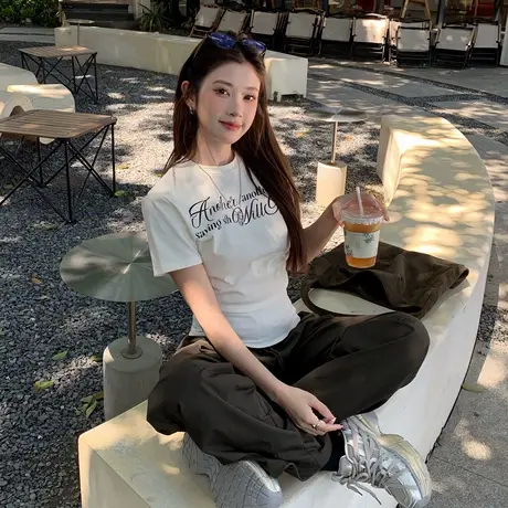 尔给潮牌夏季爆款正肩显瘦字母t恤女小众时尚高级感收腰上衣商品大图