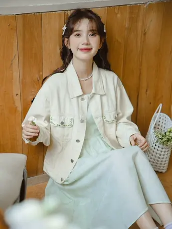 春秋新款米白色牛仔外套女短款小香风刺绣夹克设计感小个子上衣潮图片