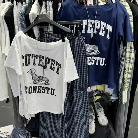 韩版2025夏季新款卡通狗狗字母印花斜领露肩短袖T恤女宽松上衣潮图片