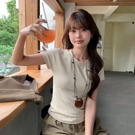 尔给夏季修身显瘦T恤女时尚百搭小众圆领高弹休闲复古韩版上衣图片