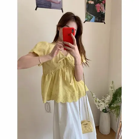 韩系甜美设计感2025夏季v领镂空刺绣小花蕾丝边绑带宽松小衫上衣商品大图