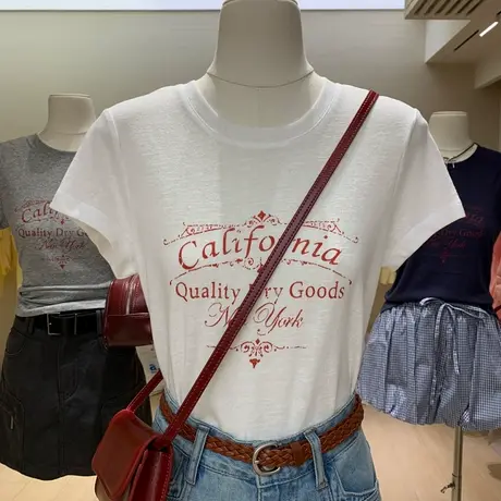 美式复古字母印花圆领短袖T恤夏季别致开叉设计正肩修身显瘦上衣商品大图