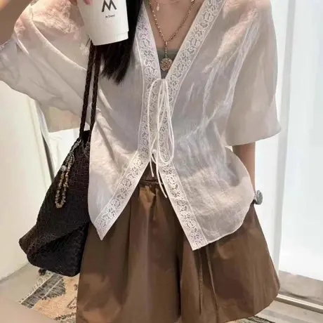 欧洲站2025夏季新款欧货时尚慵懒风刺绣蕾丝边V领中袖系带小衫女商品大图