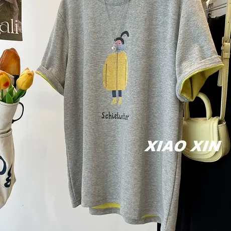 韩国 卡通黄衣女孩印花双色面料短袖T恤女春季休闲宽松中长款上衣商品大图