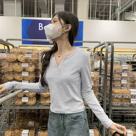 KWV真维斯正肩长袖t恤2025新款女秋季小个子修身v领短款内搭上衣图片