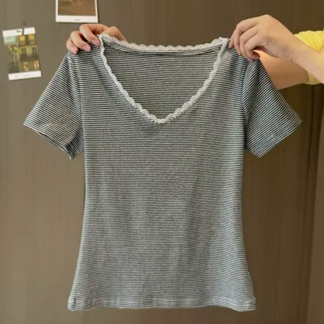 辣妹V领蕾丝花边短袖T恤女2025夏季新款修身显瘦学生条纹半袖上衣图片