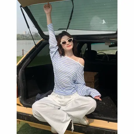 尔给慵懒风蓝白条纹t恤女斜肩休闲图片