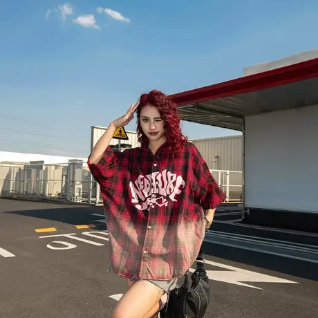 复古渐变色红格子衬衫女夏季2025新款潮牌短袖衬衣宽松设计感上衣图片