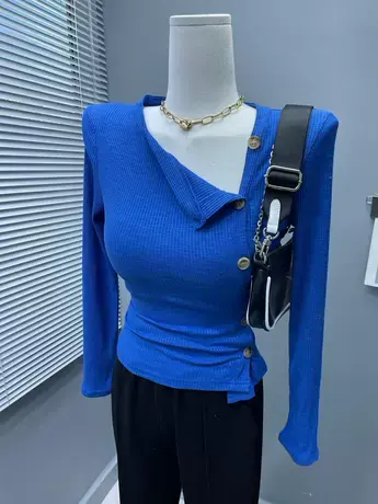 不规则设计感！单排扣斜肩长袖T恤女修身显瘦收腰打底衫上衣秋冬商品大图