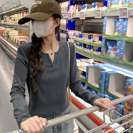 KWV真维斯正肩长袖t恤2025新款女秋季v领修身设计感短款内搭上衣图片