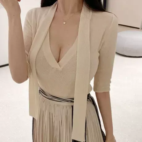 韩国新款女人味飘带设计 性感深V领显胸紧身薄中袖针织衫T恤上衣图片
