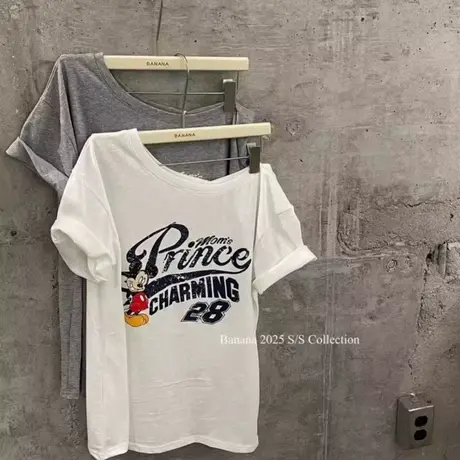 十三行2025夏季新款减龄米奇印花斜肩短袖纯棉t恤女宽松慵懒上衣图片