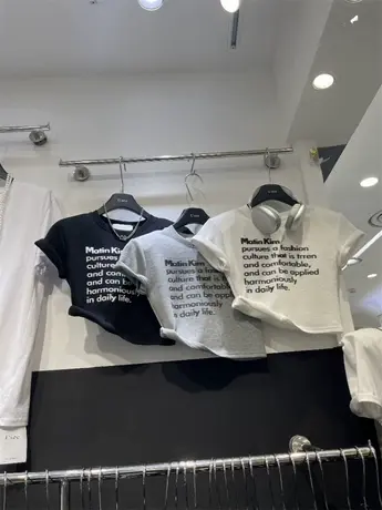 2024年夏季新款时尚百搭显瘦垫肩美式辣妹短款字母休闲风短款T恤商品大图