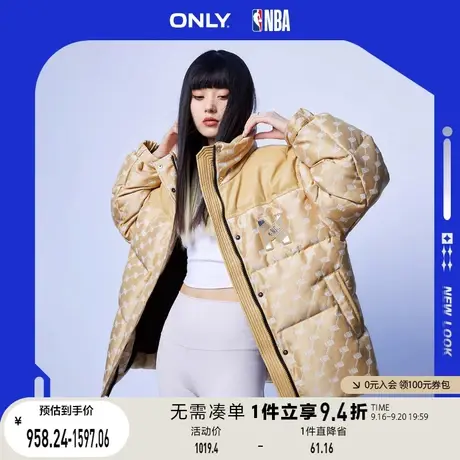 【买4免1】ONLY奥莱2023新款NBA联名款90白鸭绒短款满印羽绒服女图片