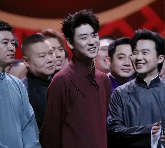 2025德云社封箱演出热搜爆炸!张云雷一人压全场近百人!