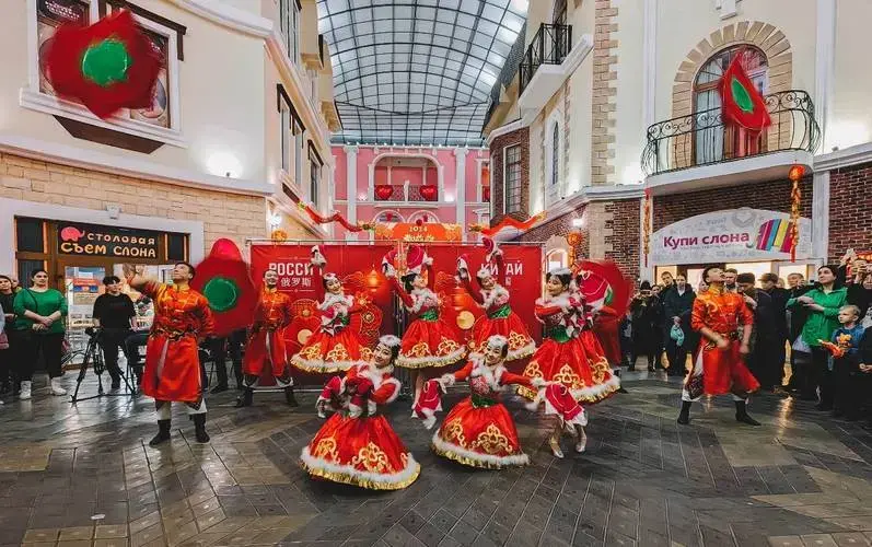 由中俄艺术家联袂演绎的歌曲《我爱你中国》,戏曲《梨花颂》等12个以
