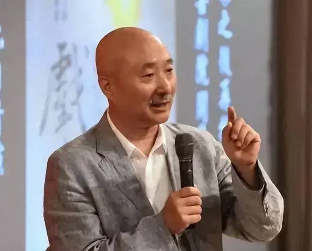 通过《托儿》, 《阳台》和《亲戚朋友好算账》等作品,他逐渐在话剧界