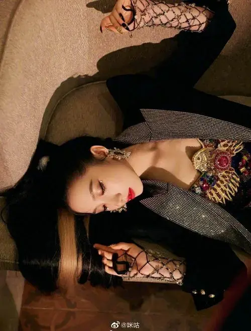咪咕星工坊##爱豆舞台造型合集# 孟美岐. 来自咪咕 - 微博