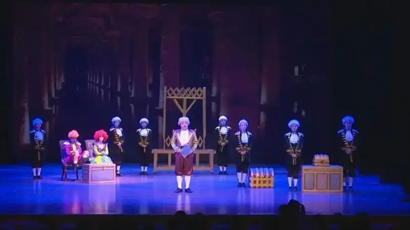 儿童剧《皇帝的新装》在河北省话剧院儿童剧场上演-腾讯新闻