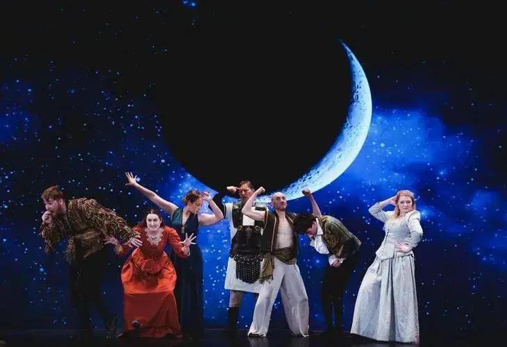 莎士比亚经典喜剧《仲夏夜之梦》戏剧演出空降蓉城,为成都市民带来了