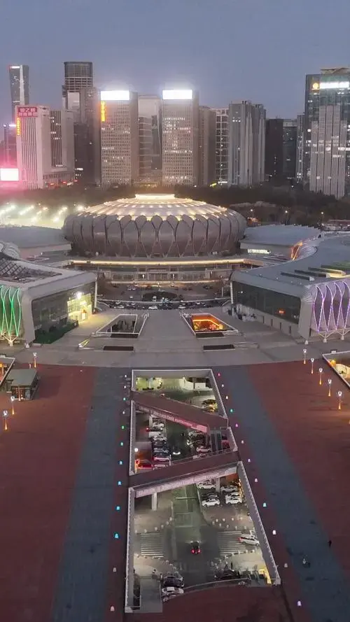 航拍济南奥体中心夜色,灯光璀璨美不胜收