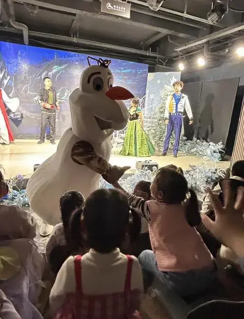 假期遛娃新选择:话剧《冰雪奇缘》 假期带孩子去看儿童话剧,真的是个