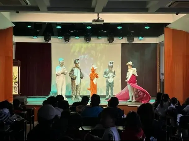顾村镇举办儿童剧《皇帝的新装》