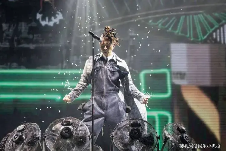 陈小春粉丝会24周年盛况空前,现场献唱《相依为命》引爆回忆杀!