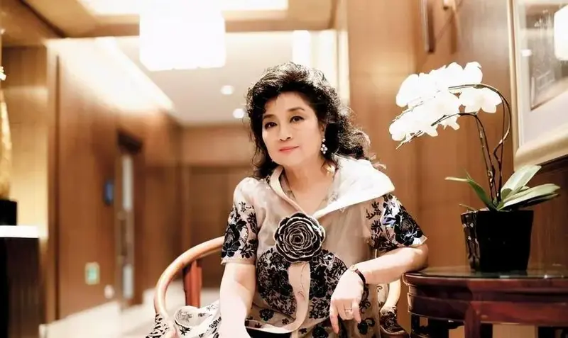 殿堂级歌手徐小凤:曾一年举办43场演唱会,春晚为她破例录播节目