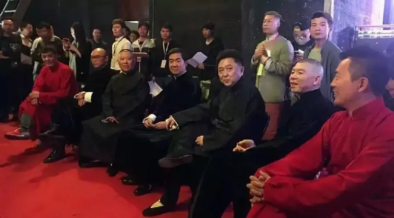 德云社二十周年开幕式庆典 郭德纲抱小儿子登台