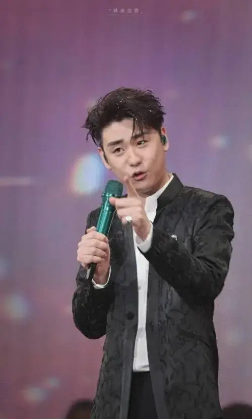 德云社张云雷登台谭晶演唱会,后台合影照被晒,二人合唱燃爆全场
