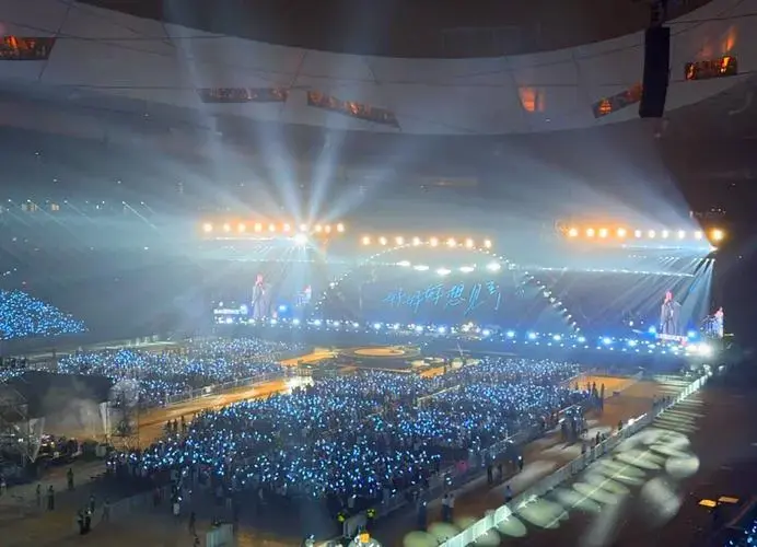 五月天演唱会深情瞬间:求婚与感动交织