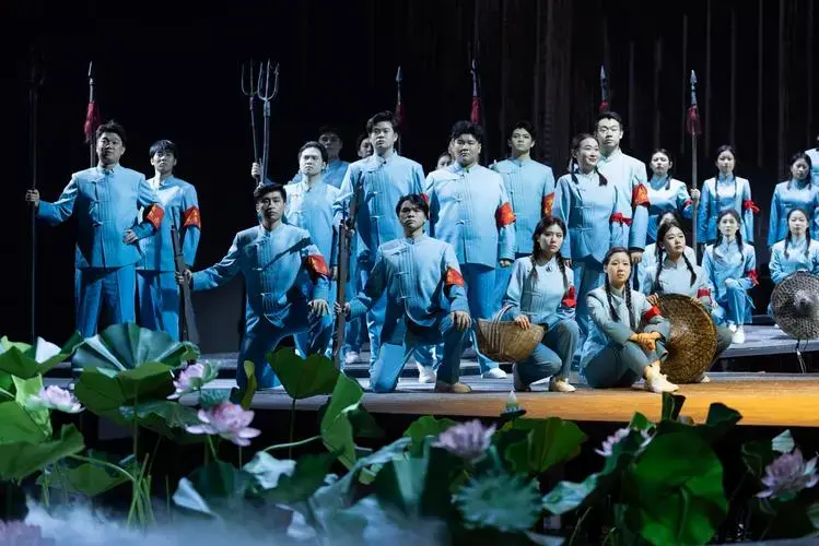 《洪湖赤卫队》剧照据悉,今年5月,近120名中国音乐学院学生参演的