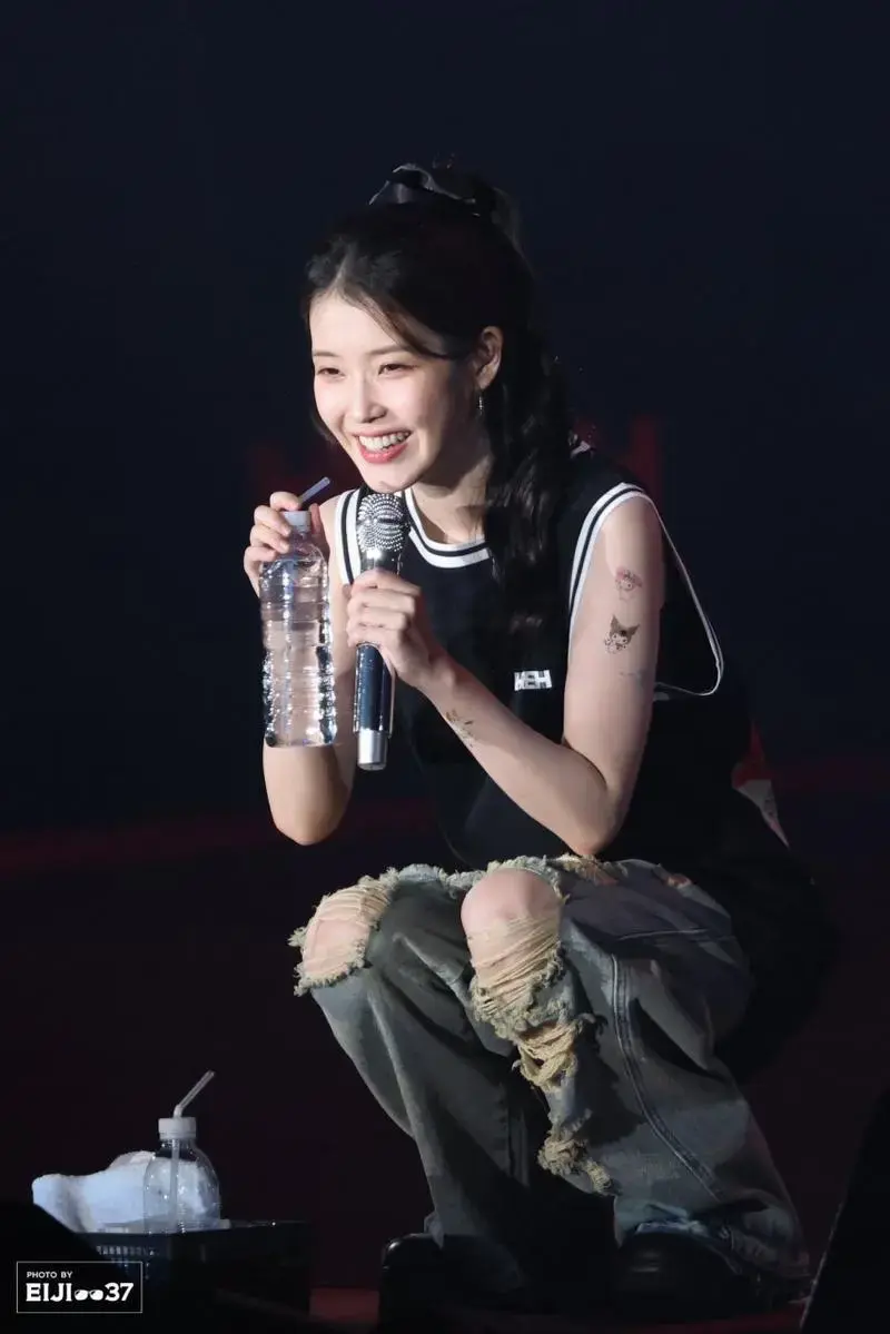 iu李知恩演唱会造型,色彩搭配也非常别致,如同春日暖风吹开了一丛花朵