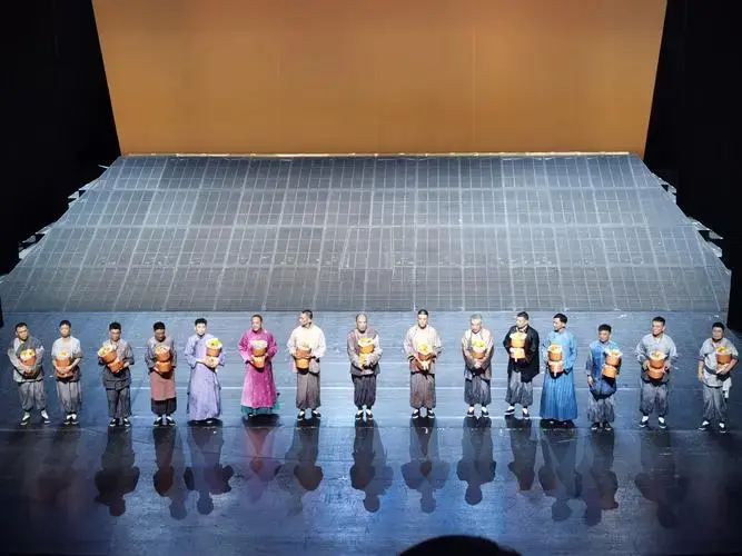 方旭导演匠心独运,将老舍先生的名著《骆驼祥子》搬上话剧舞台,全男班