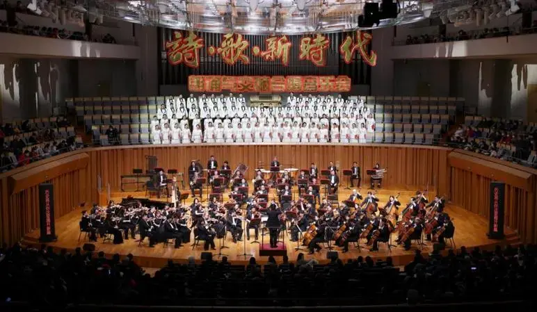指挥家郑健执棒
朗诵与交响合唱音乐会上演