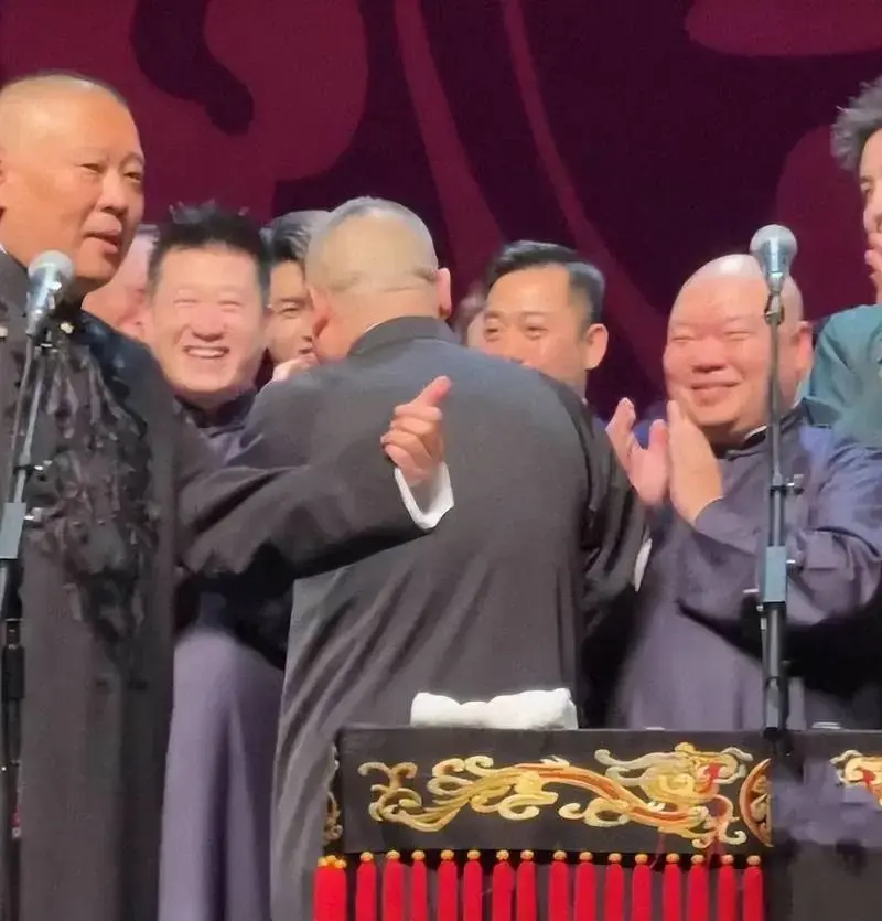 德云社封箱演出郭麒麟亲爹,郭德纲于谦合体表演,岳云鹏动情落泪