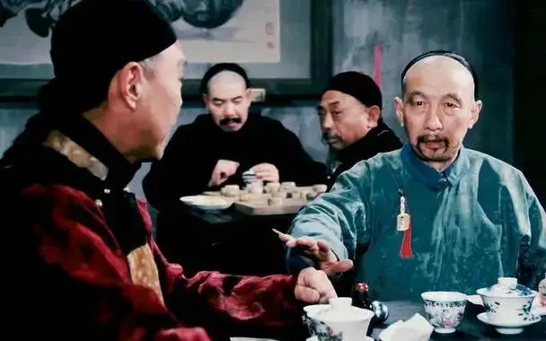 《茶馆》是老舍的代表作之一,被誉为中国话剧史上的经典之作.