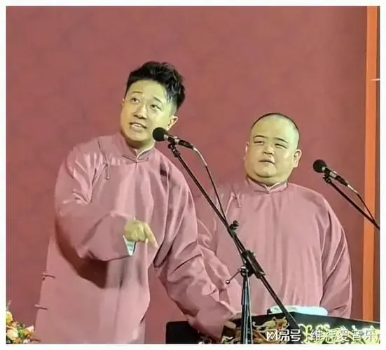 德云社郭德纲南京演出张鹤擎登台助演观众高喊听不清