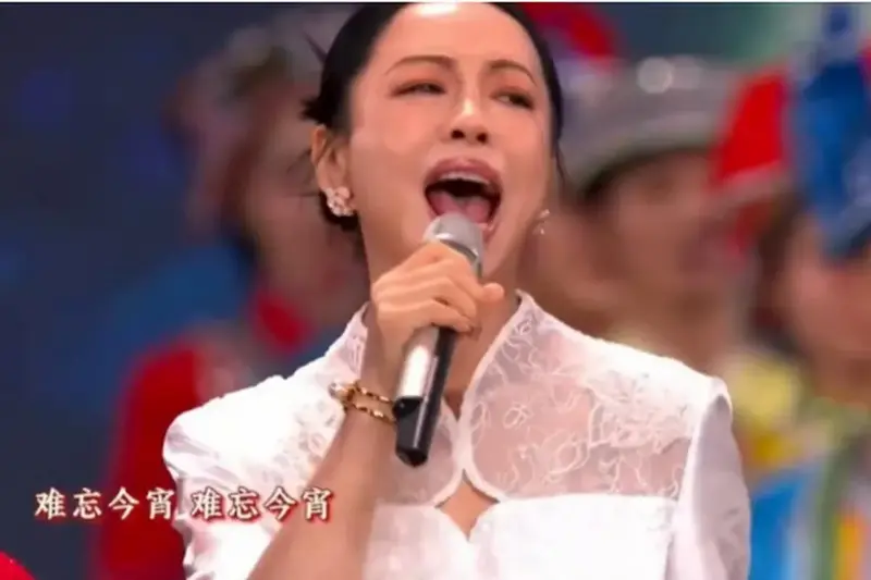 黄绮珊在春晚独唱时出现诡异表情,引发网友热议.