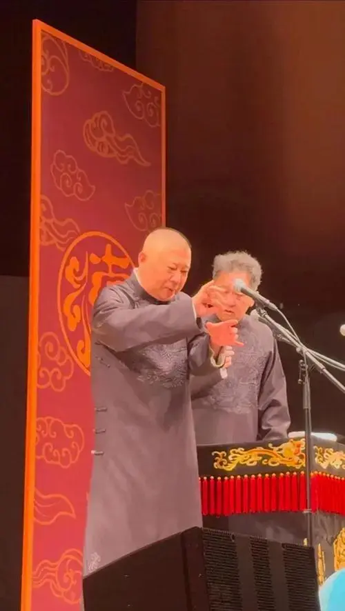 郭德纲率德云社征战日本,观众席爆满,郭德纲签名时被围得水泄不通