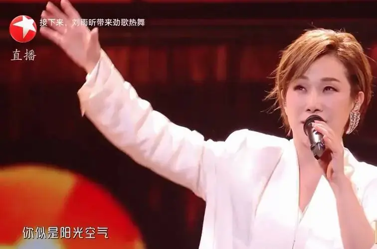 林忆莲东方卫视跨年嗨唱6首,半生故事感动全场,为何她成独一份?